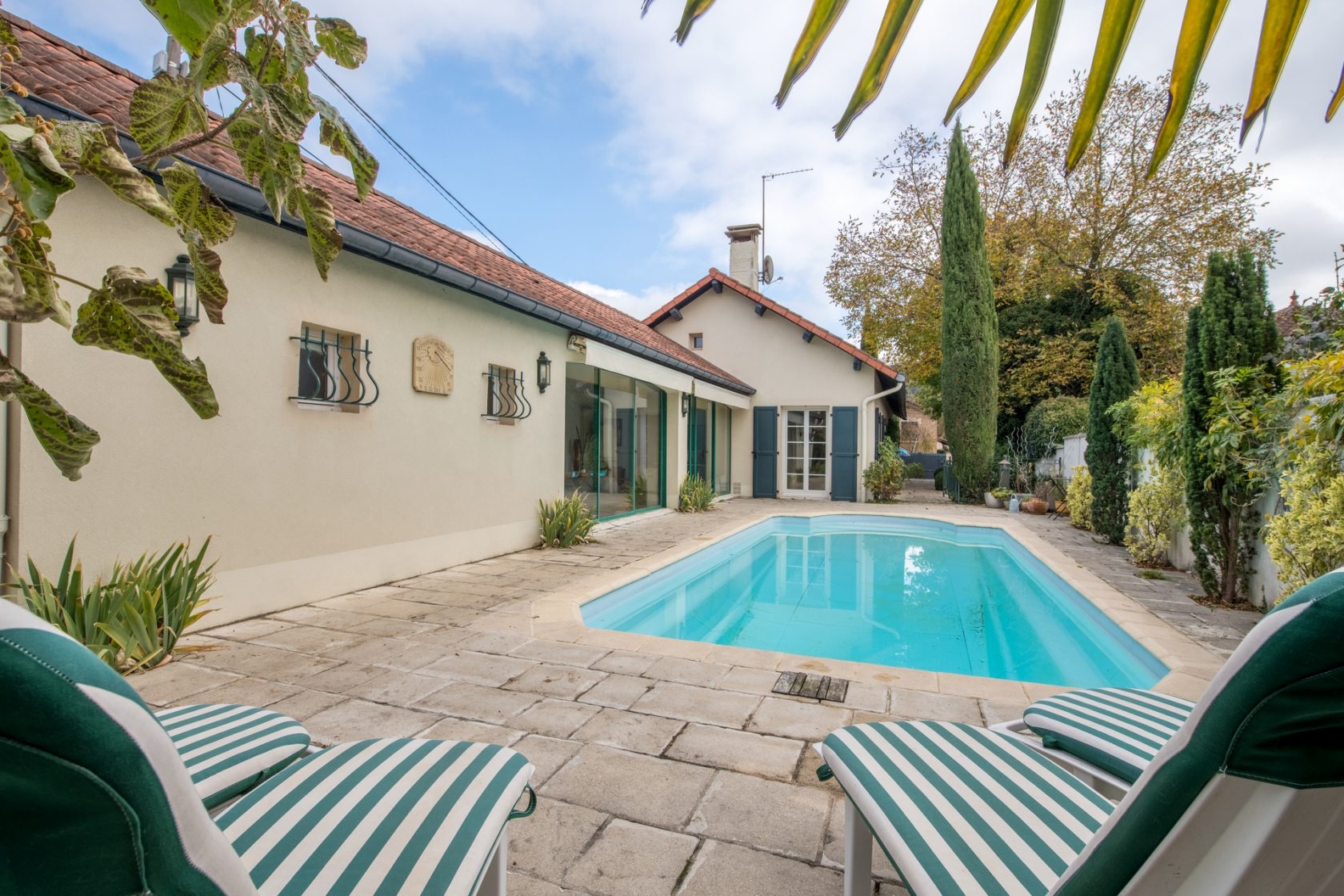 Maison rénovée avec jardin et piscine
