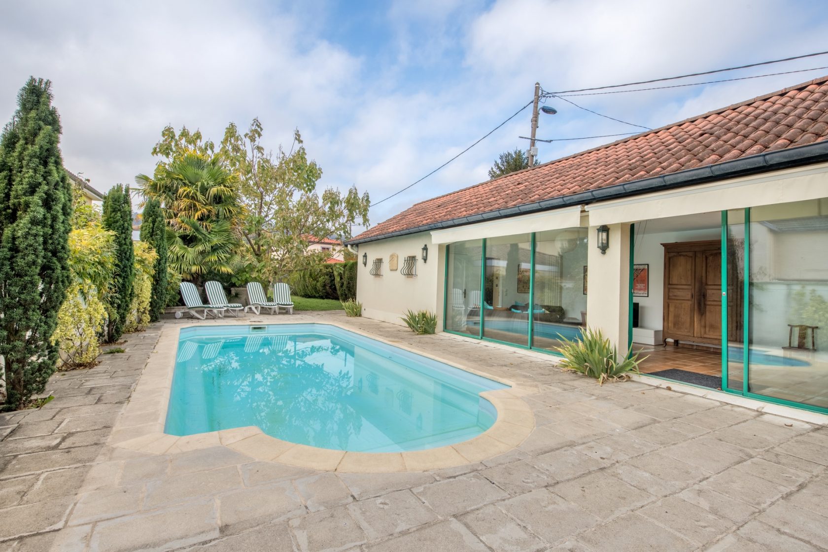 Maison rénovée avec jardin et piscine