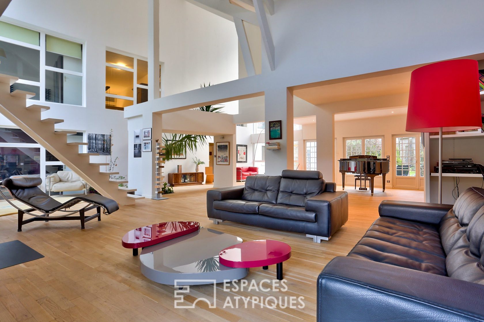 Fabuleuse maison d’architecte avec séjour-cathédrale au milieu d’un parc
