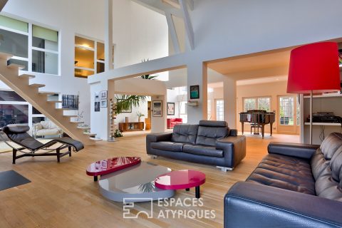 Fabuleuse maison d’architecte avec séjour-cathédrale au milieu d’un parc