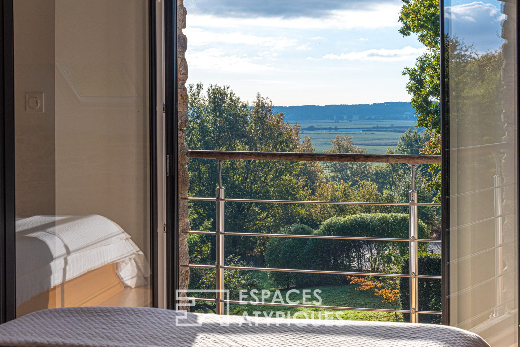 Ensemble de bâtisses en pierres avec piscine et vue sur rivière