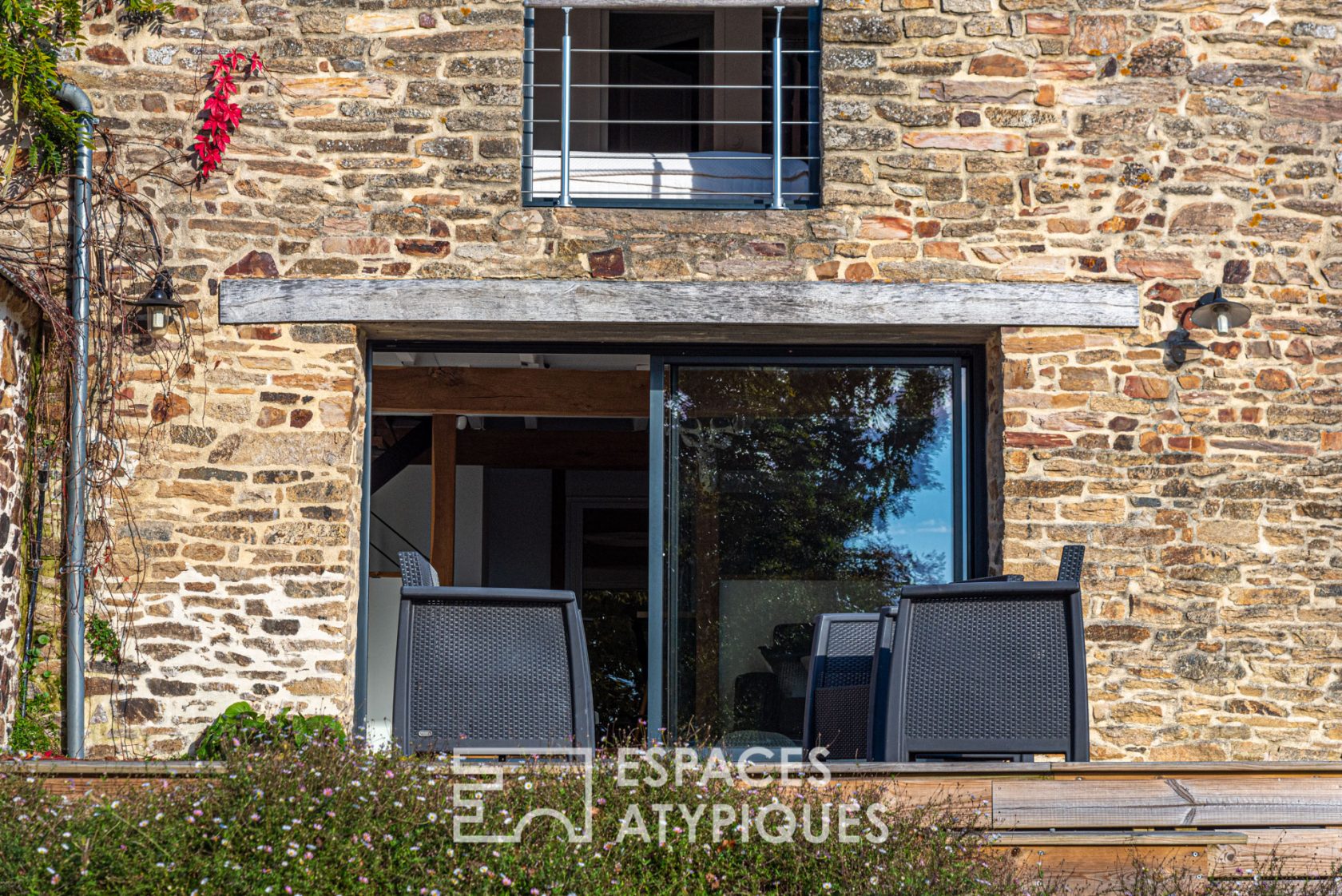 Ensemble de bâtisses en pierres avec piscine et vue sur rivière