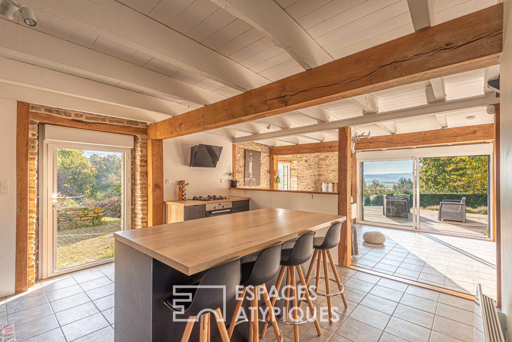 Ensemble de bâtisses en pierres avec piscine et vue sur rivière