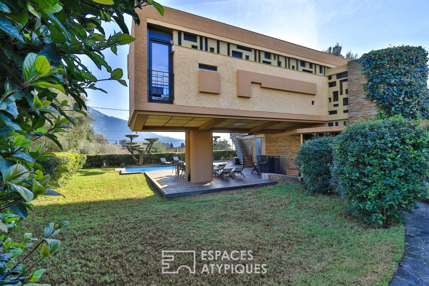 Pièce de collection avec piscine et vue panoramique