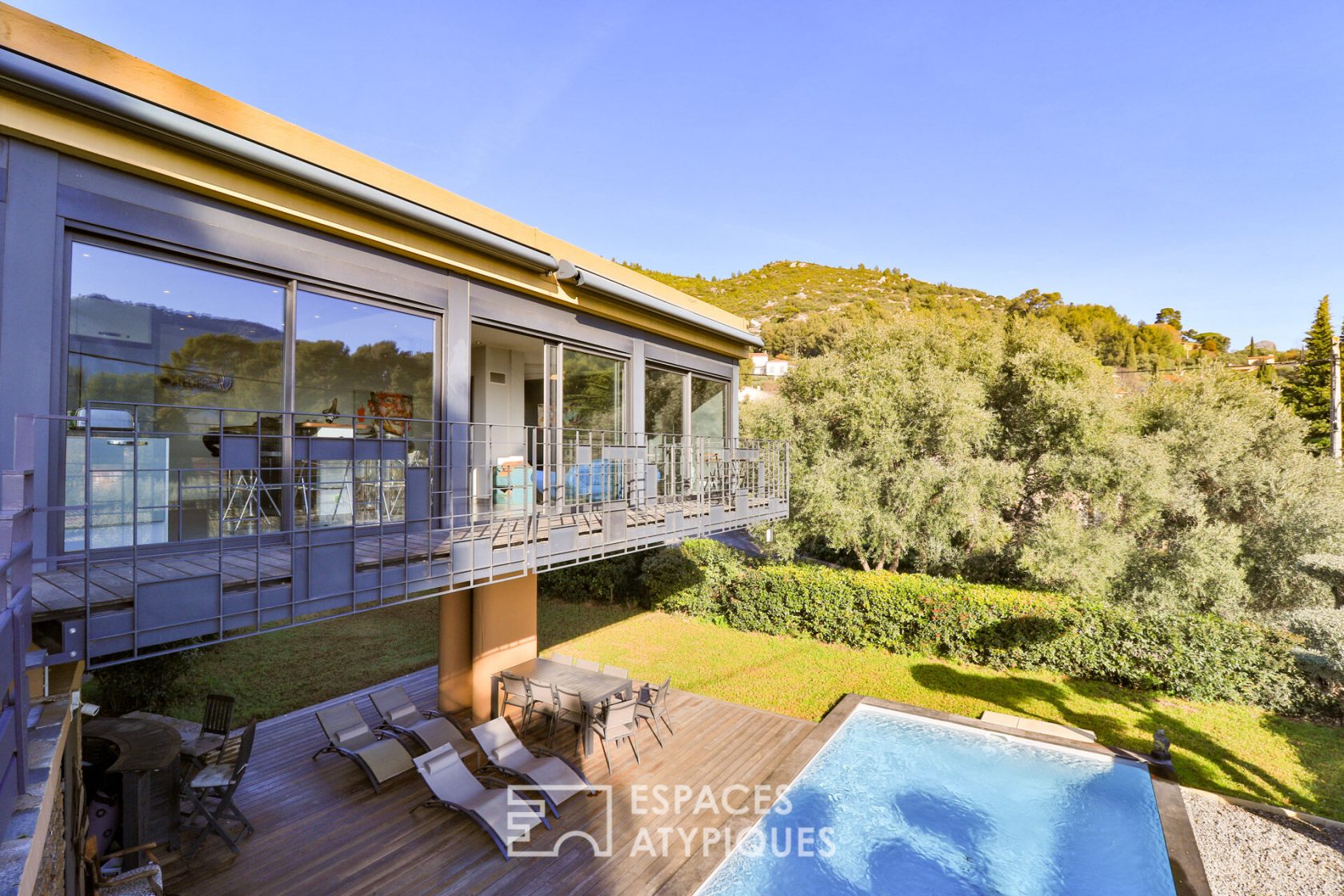 Pièce de collection avec piscine et vue panoramique