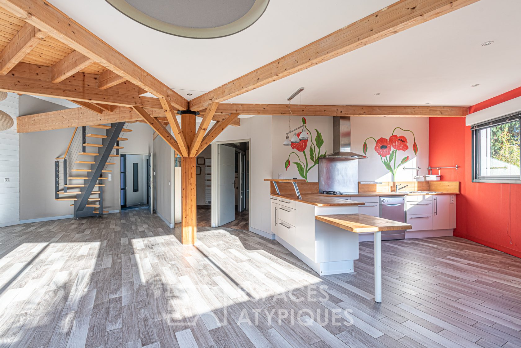 Maison tétra-décagonale en bois