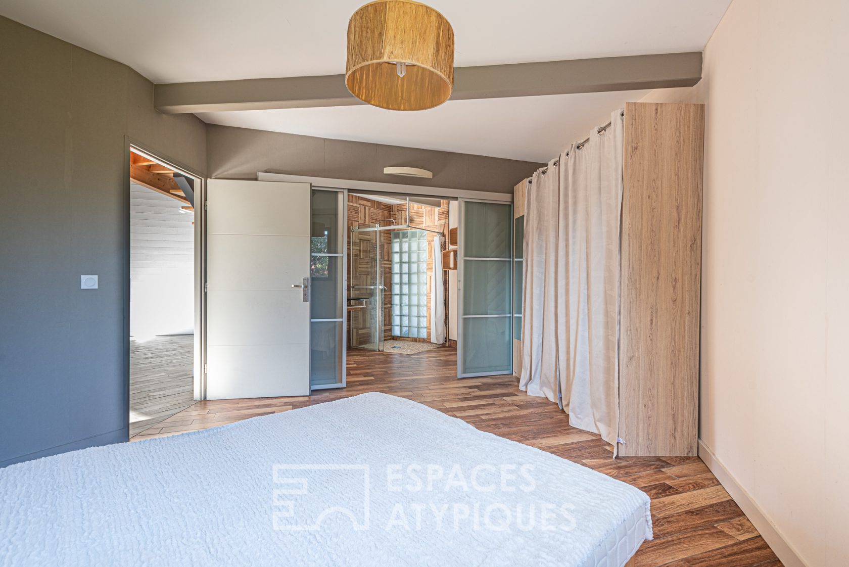 Maison tétra-décagonale en bois
