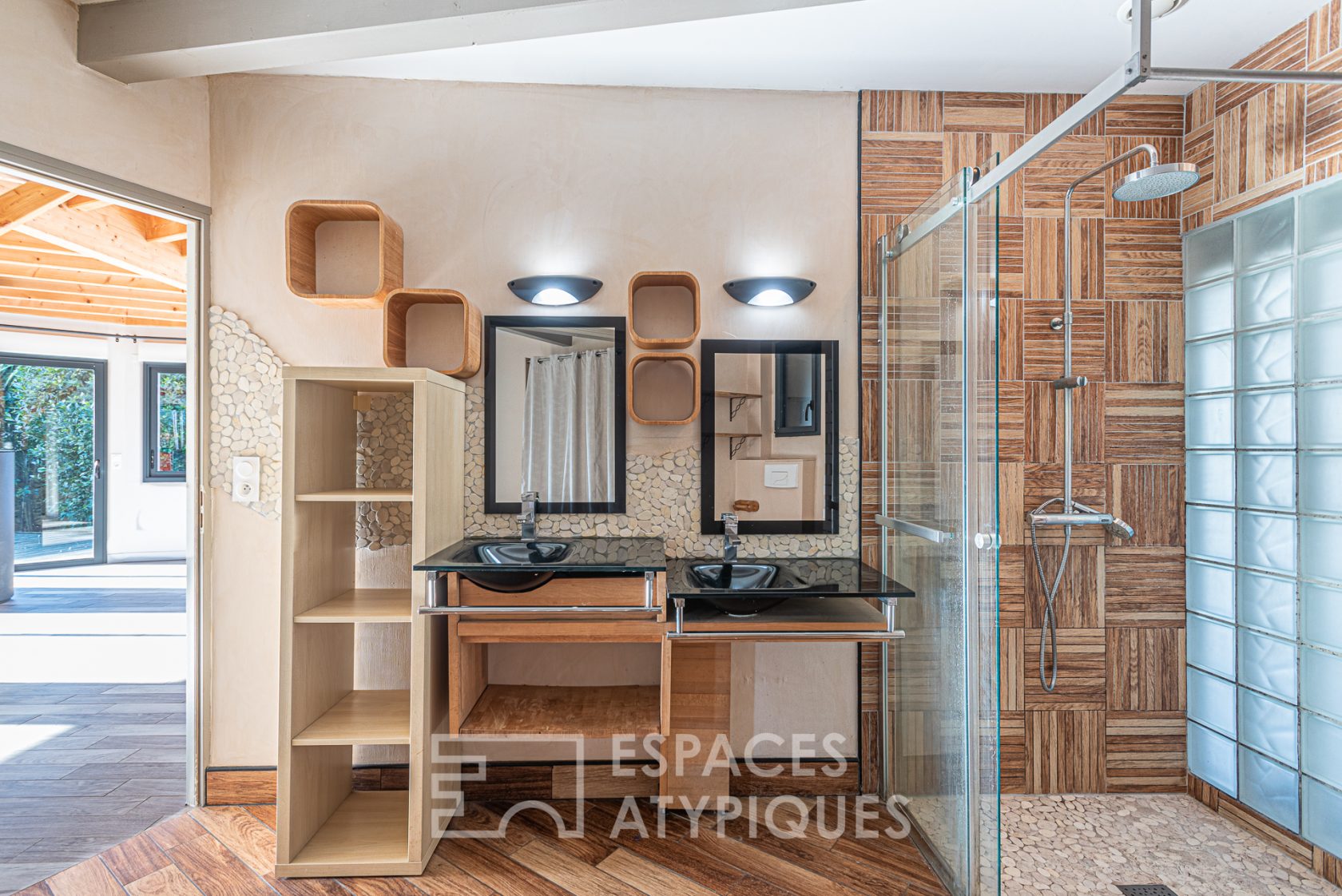 Maison tétra-décagonale en bois