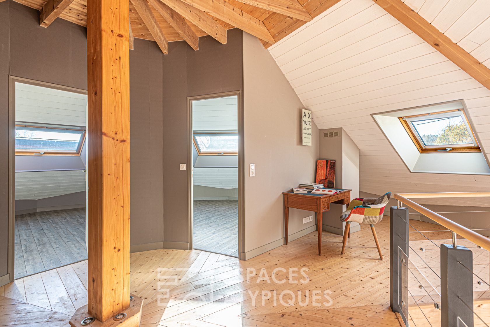Maison tétra-décagonale en bois