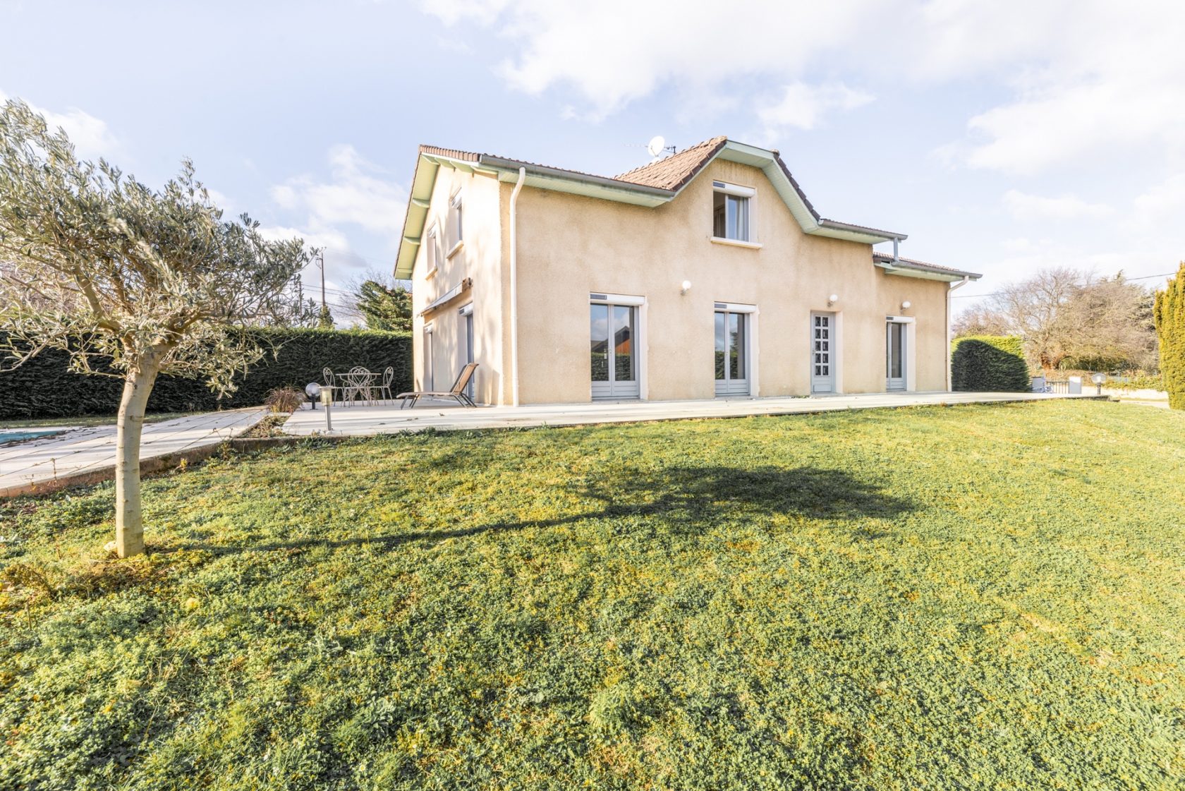 Villa with garden and swimming pool