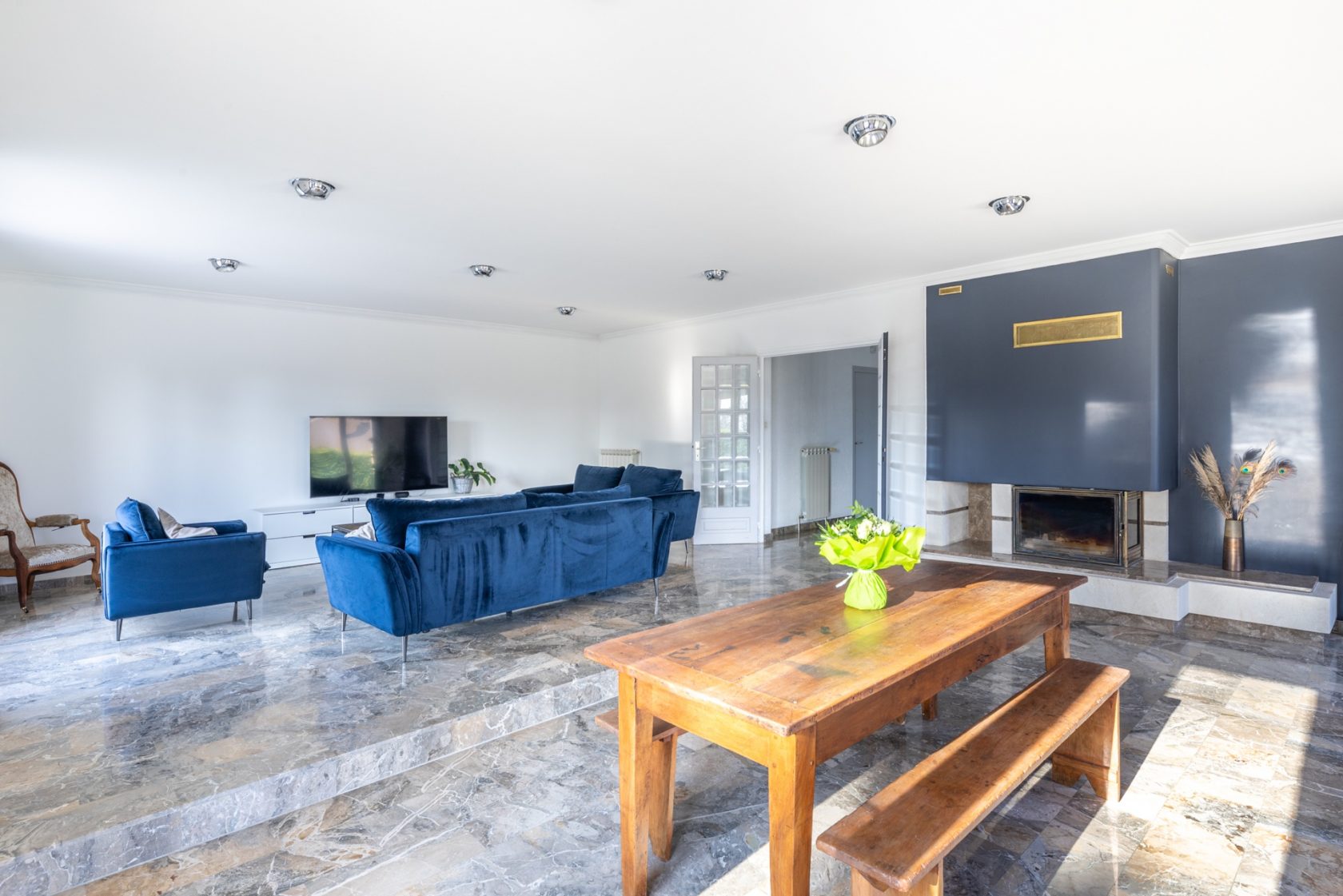 Villa with garden and swimming pool