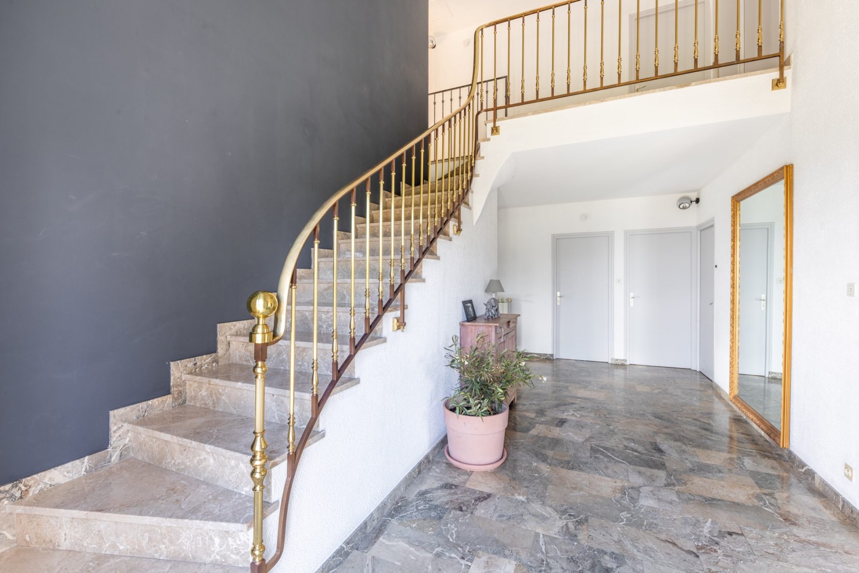 Villa with garden and swimming pool