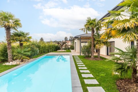 Belle maison contemporaine avec piscine et son jardin paysagé
