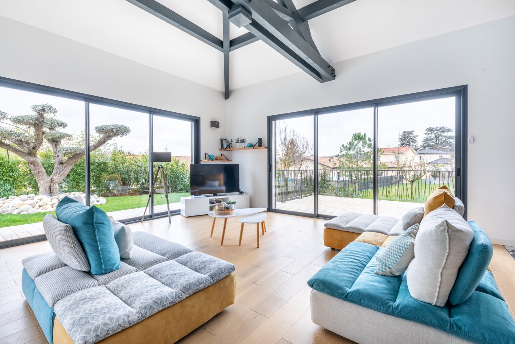 Belle maison contemporaine avec piscine et son jardin paysagé
