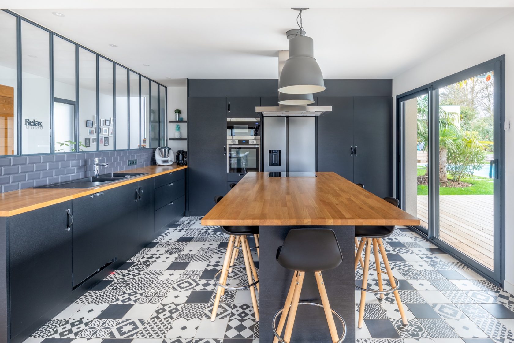 Belle maison contemporaine avec piscine et son jardin paysagé