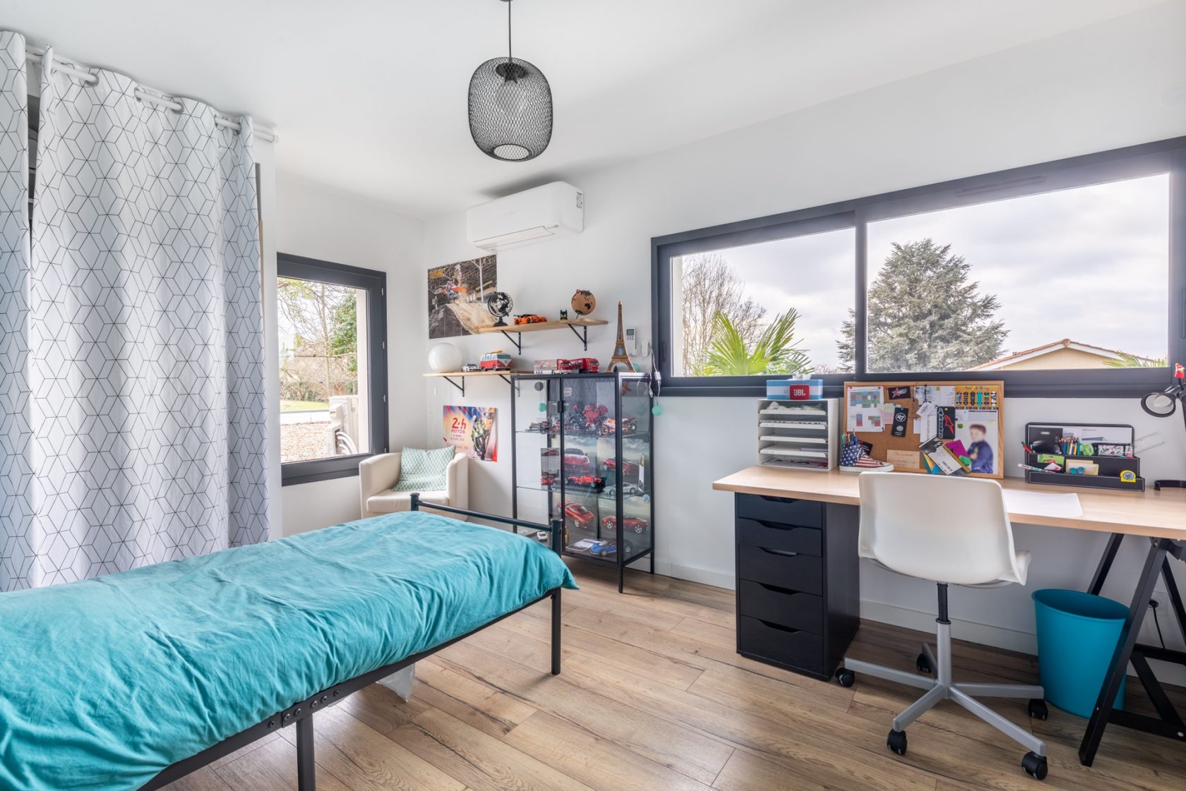 Belle maison contemporaine avec piscine et son jardin paysagé