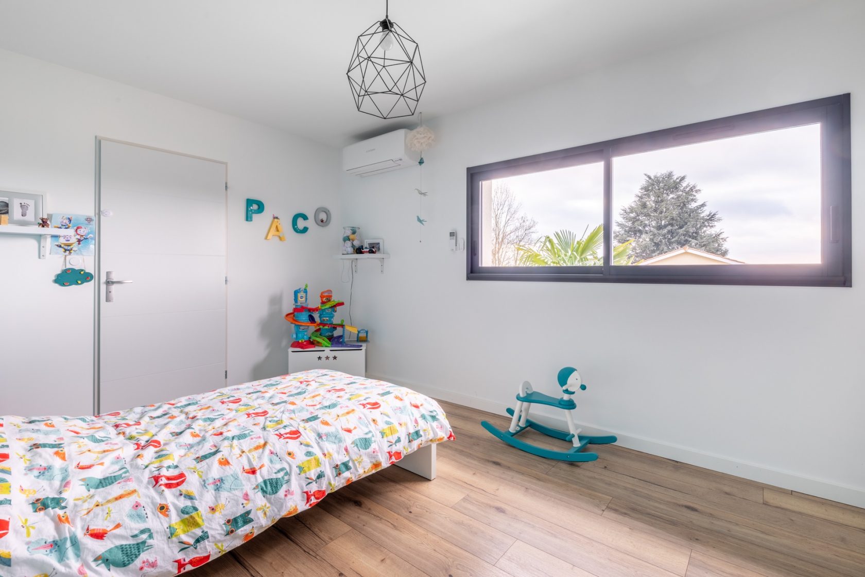 Belle maison contemporaine avec piscine et son jardin paysagé