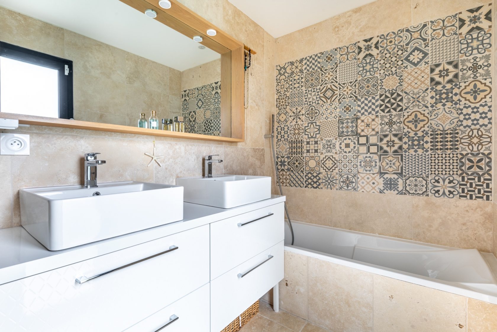 Belle maison contemporaine avec piscine et son jardin paysagé