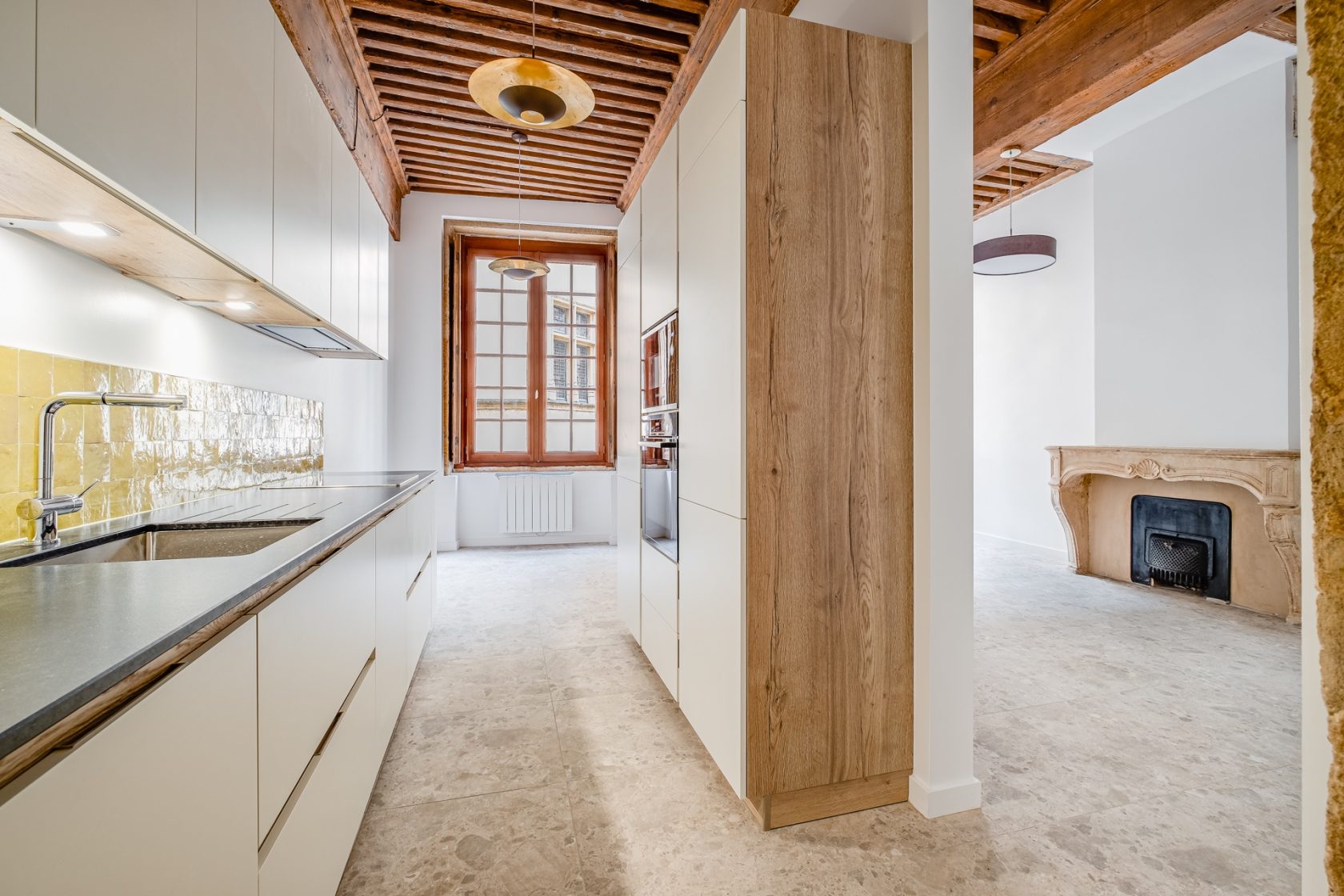 Canut with contemporary renovation near metro D