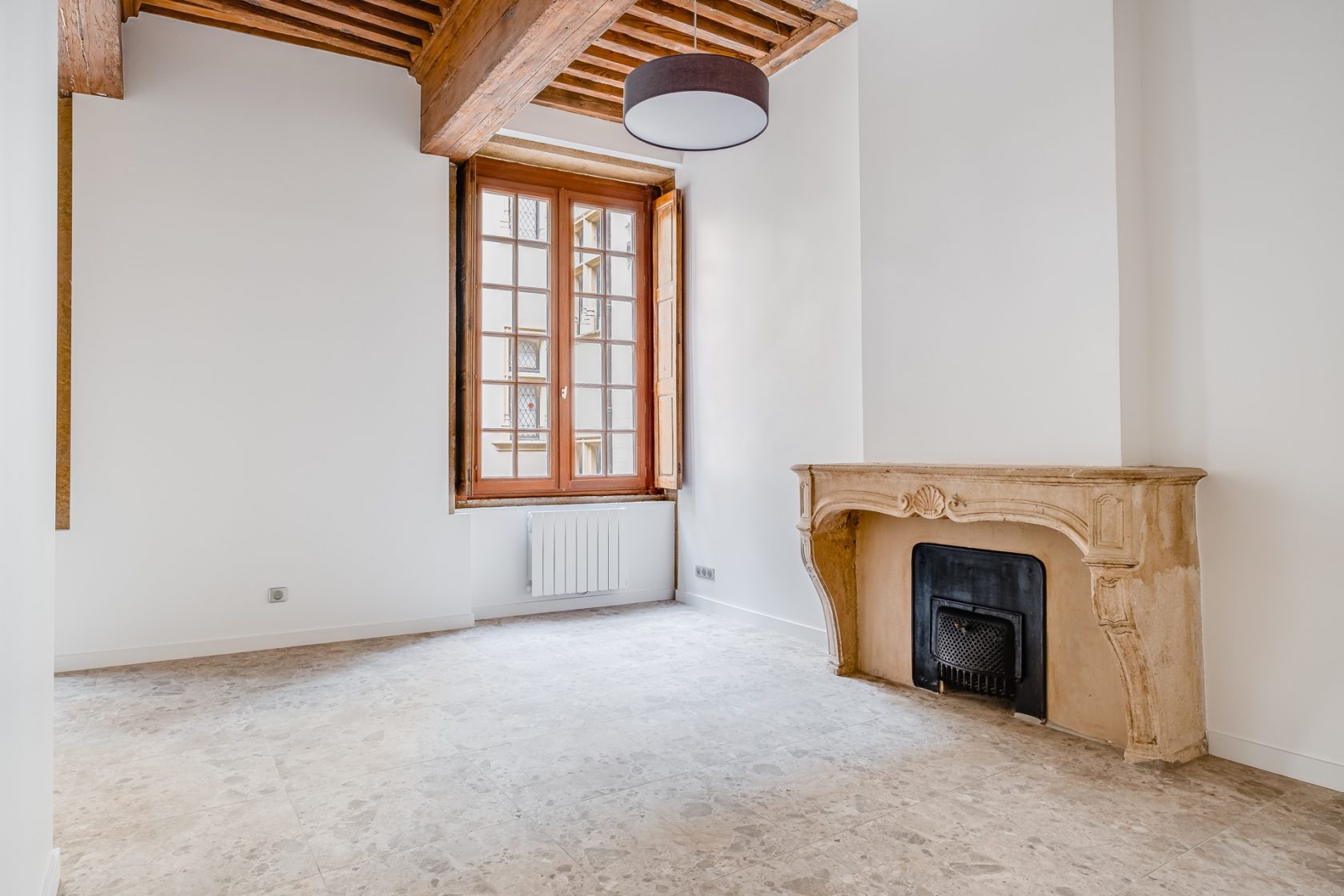 Canut with contemporary renovation near metro D
