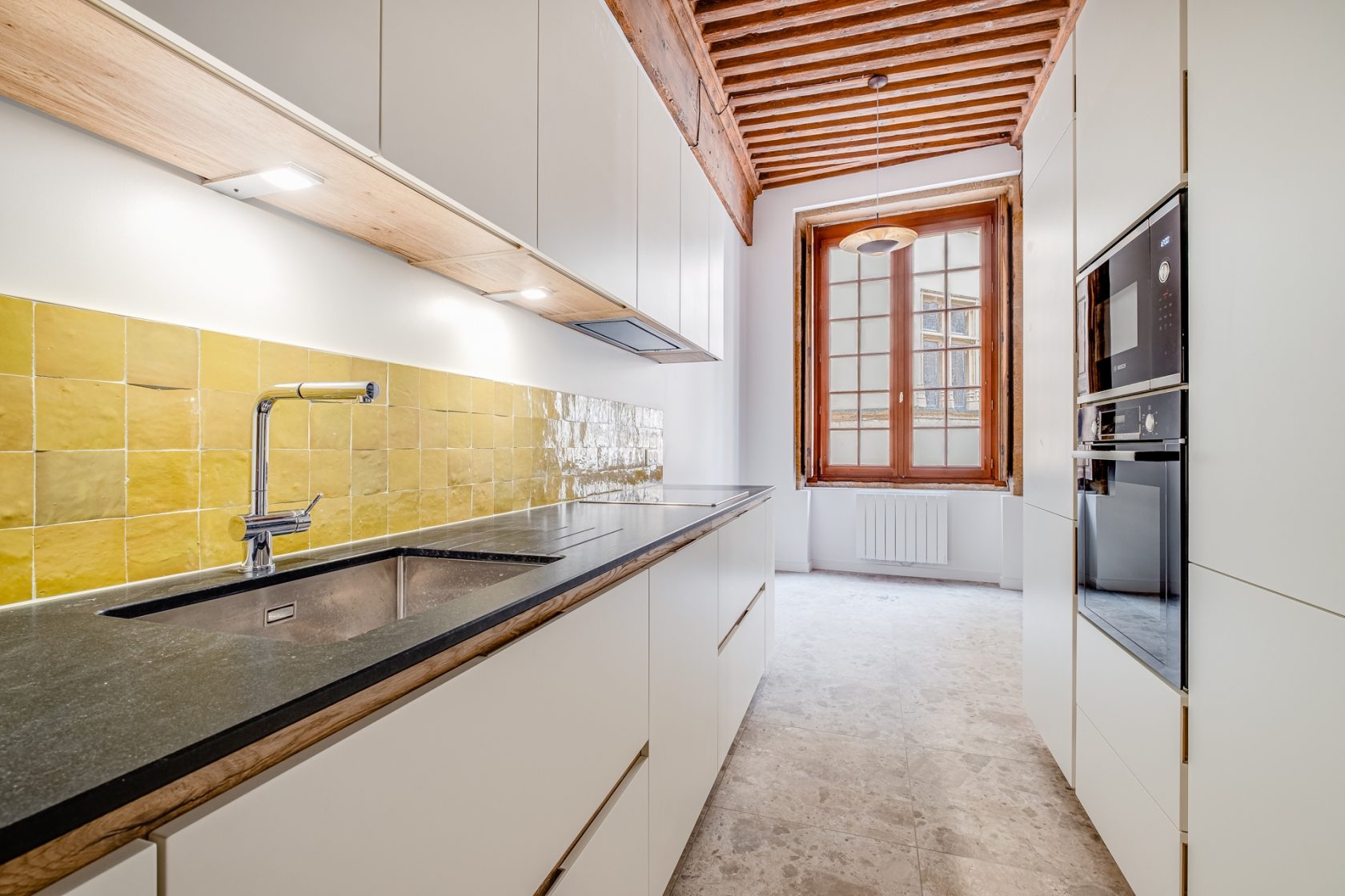 Canut with contemporary renovation near metro D
