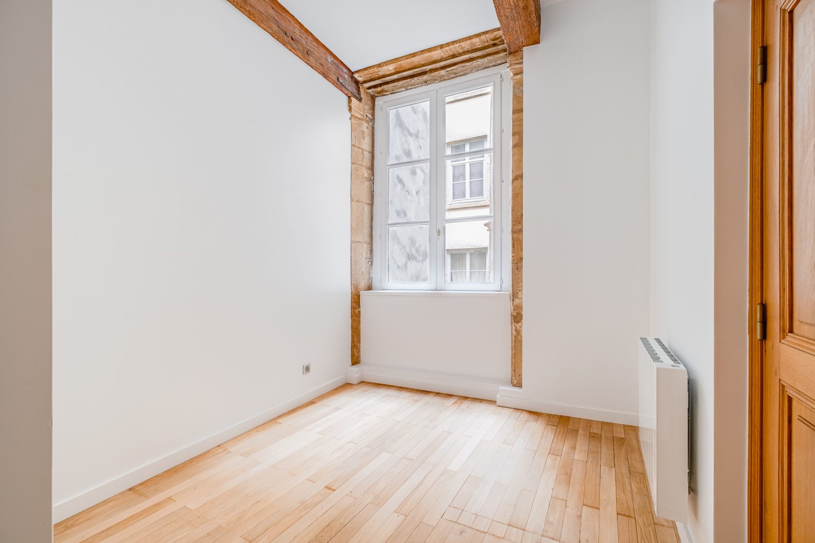Canut with contemporary renovation near metro D