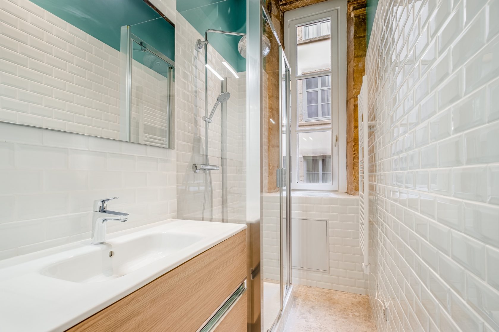 Canut with contemporary renovation near metro D