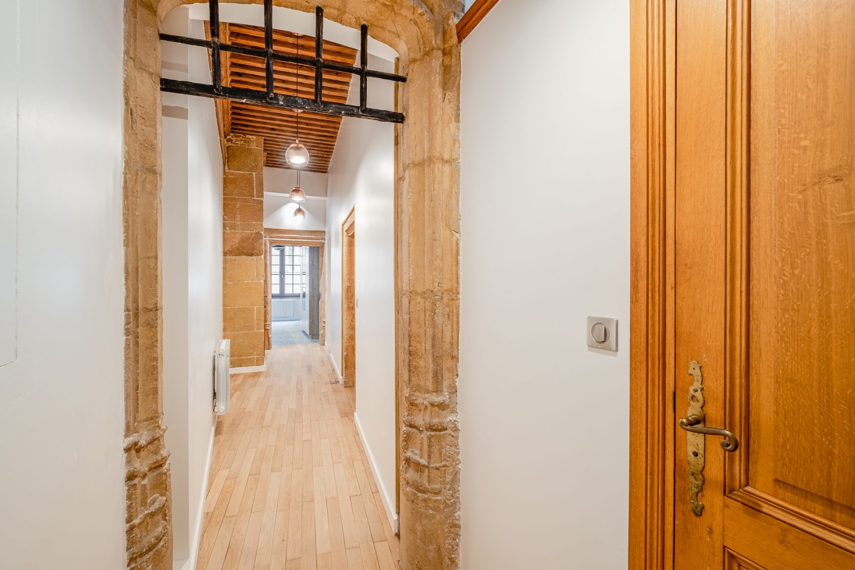 Canut with contemporary renovation near metro D