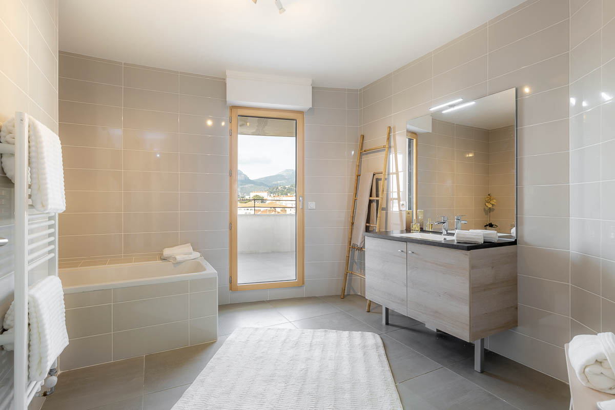 Appartement contemporain hors norme avec une énorme terrasse filante