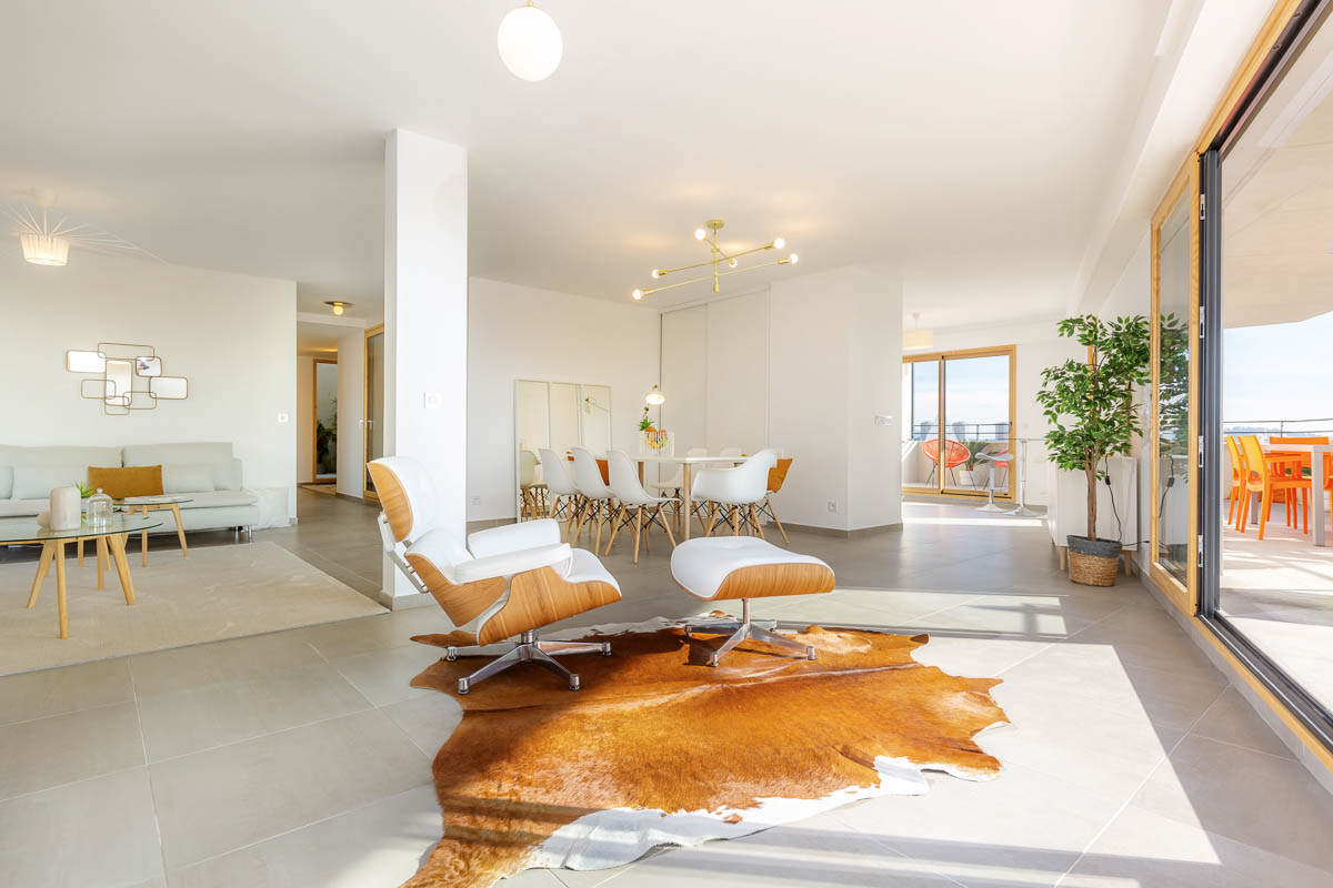 Appartement contemporain hors norme avec une énorme terrasse filante