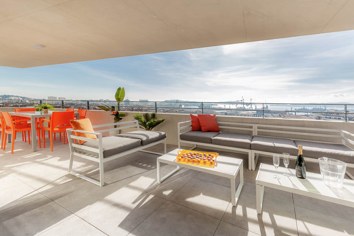 Appartement contemporain hors norme avec une énorme terrasse filante