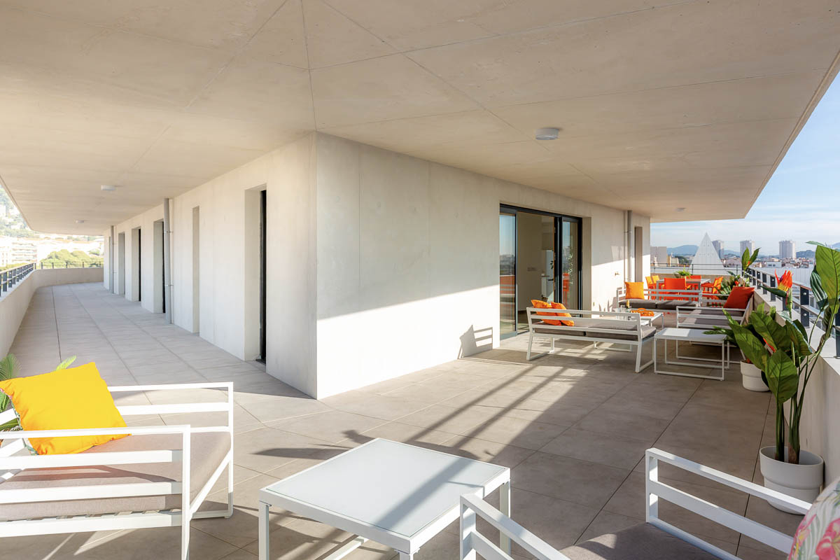 Appartement contemporain hors norme avec une énorme terrasse filante