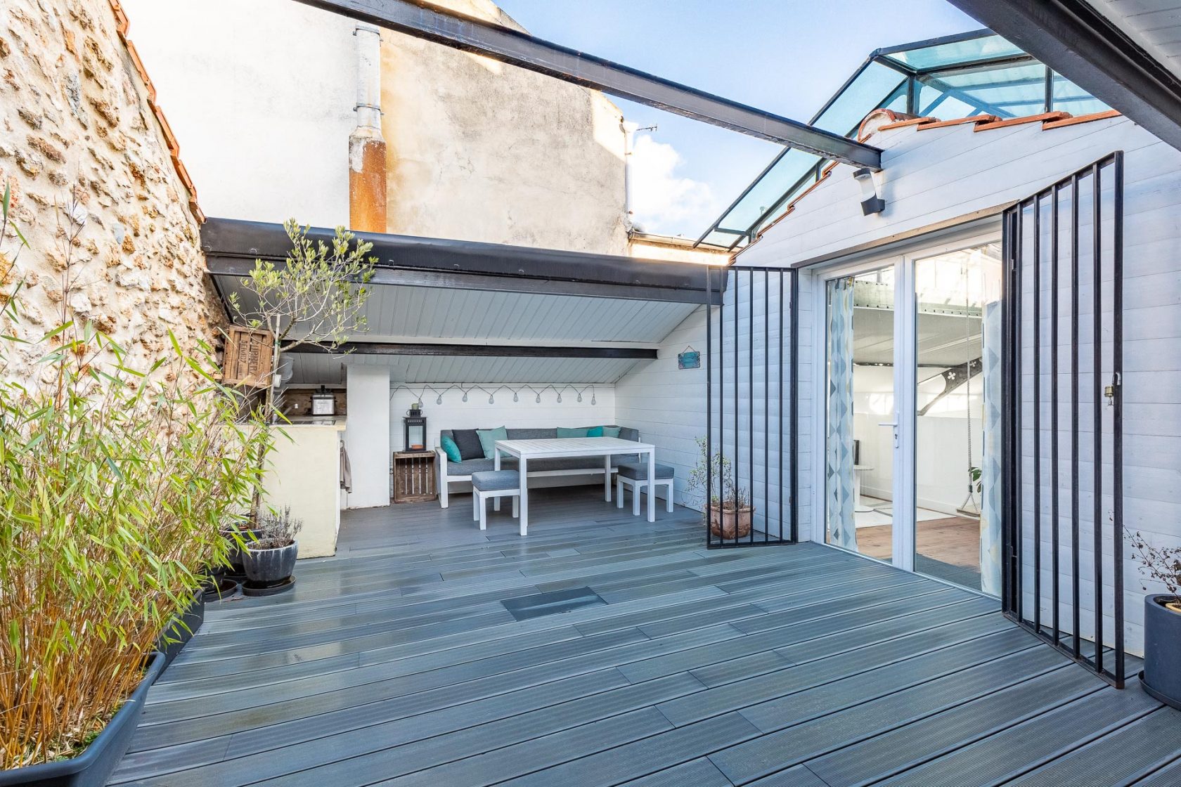 La maison de ville avec sa terrasse sur le toit.