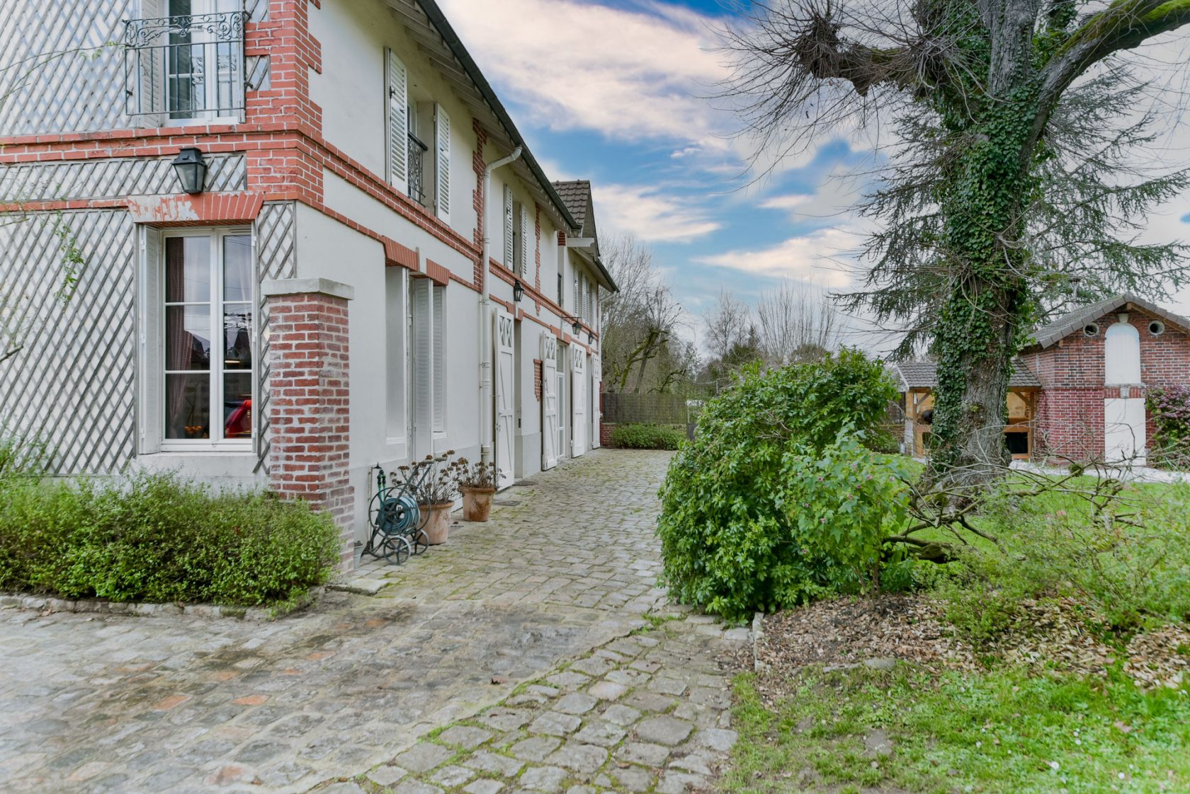 Ancien relais de Poste avec piscine, dans le Grand Paris.
