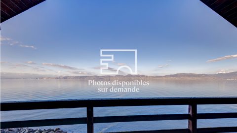 Chalet to renovate with direct access to the lake