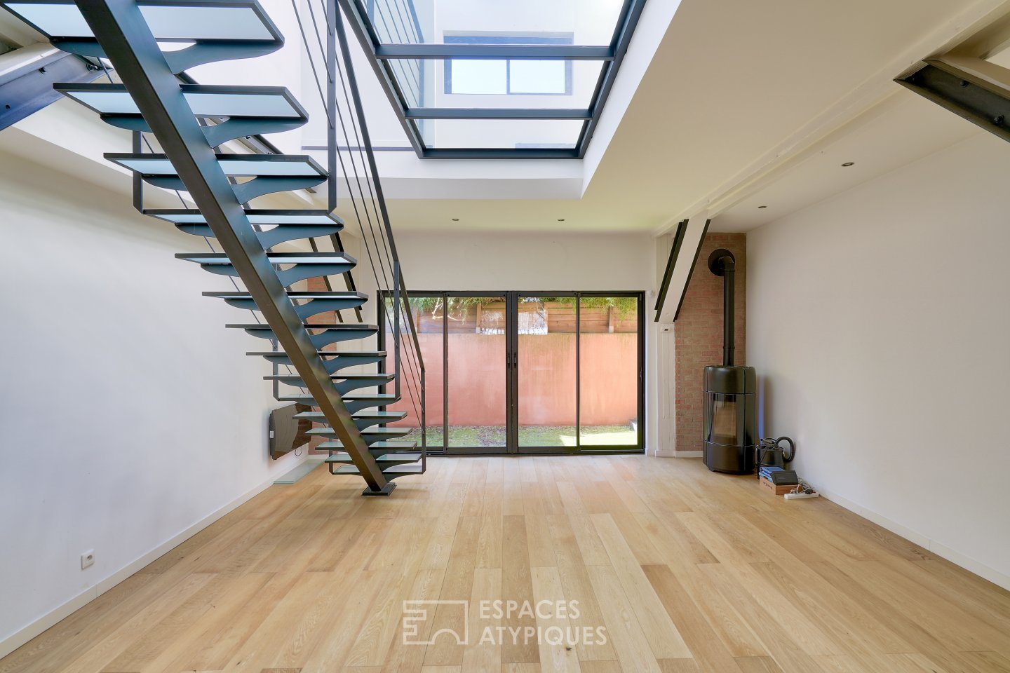 Loft with terrace in an old cardboard factory