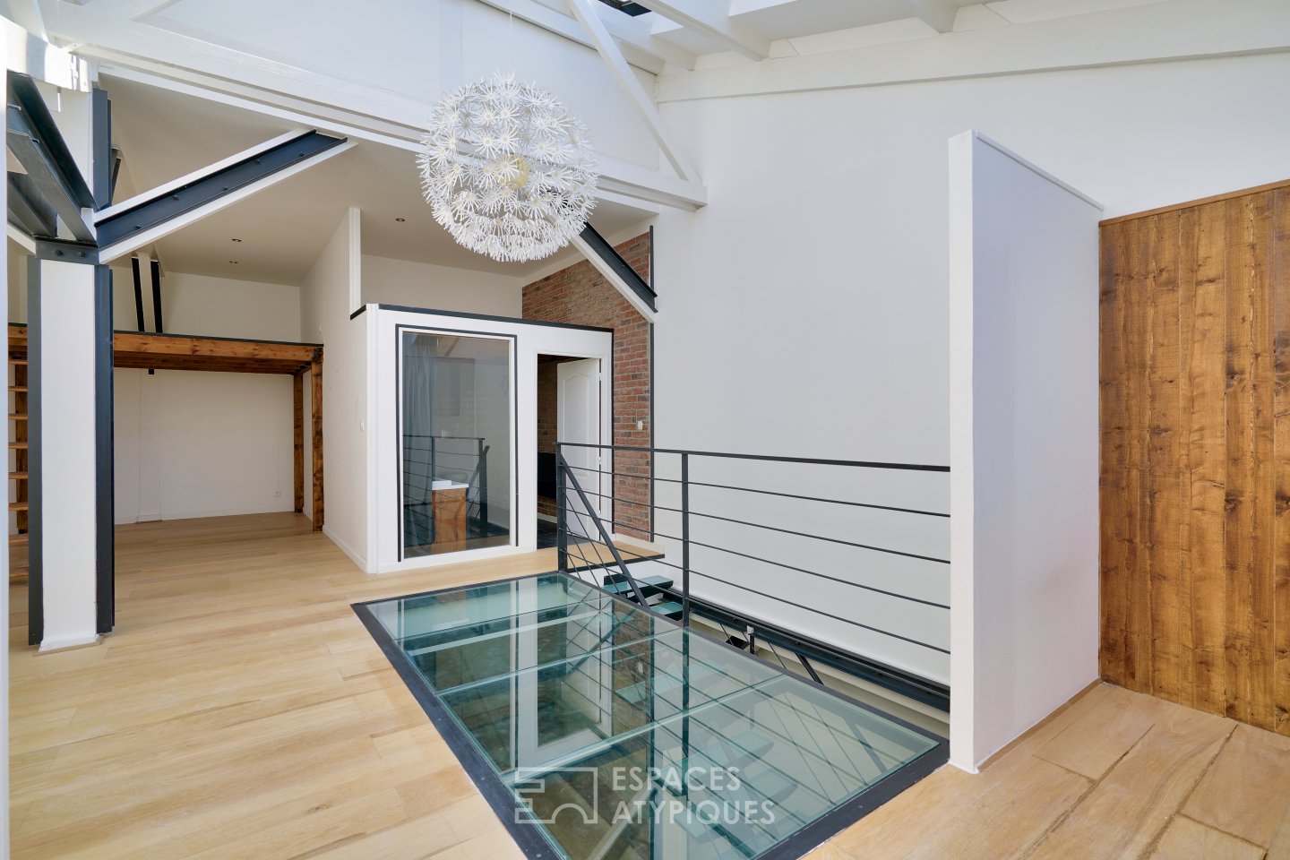 Loft with terrace in an old cardboard factory