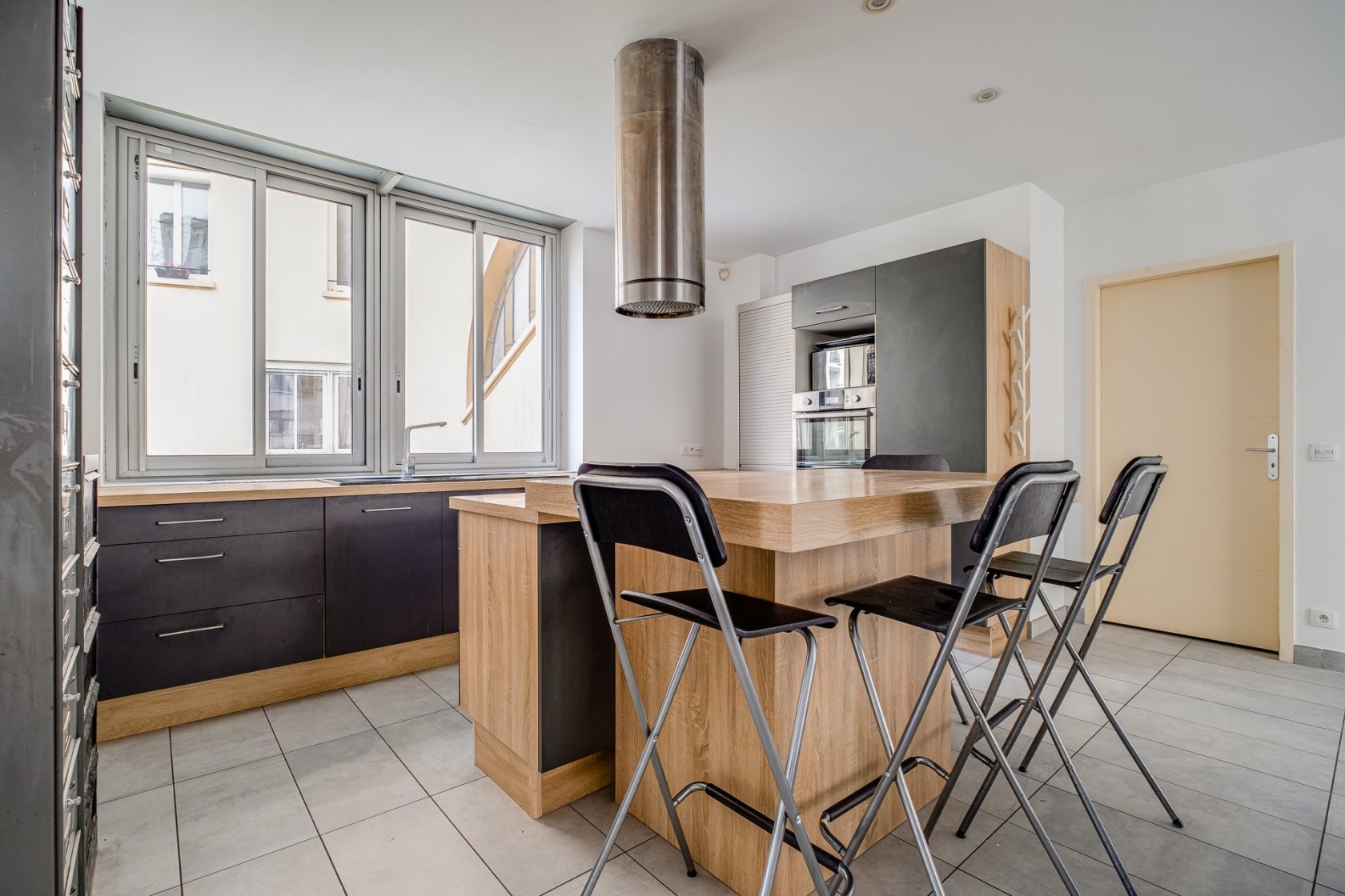 Renovated apartment near Place Ambroise Courtois