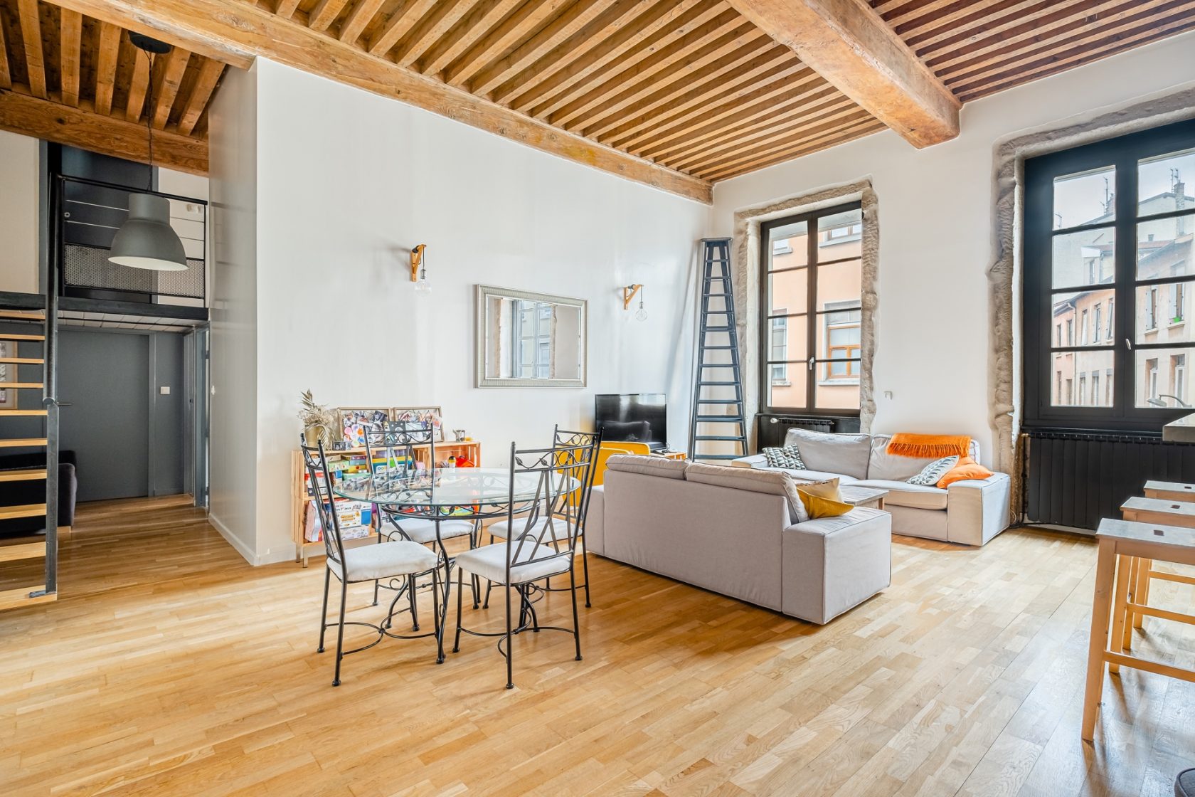 Duplex canut with elevator