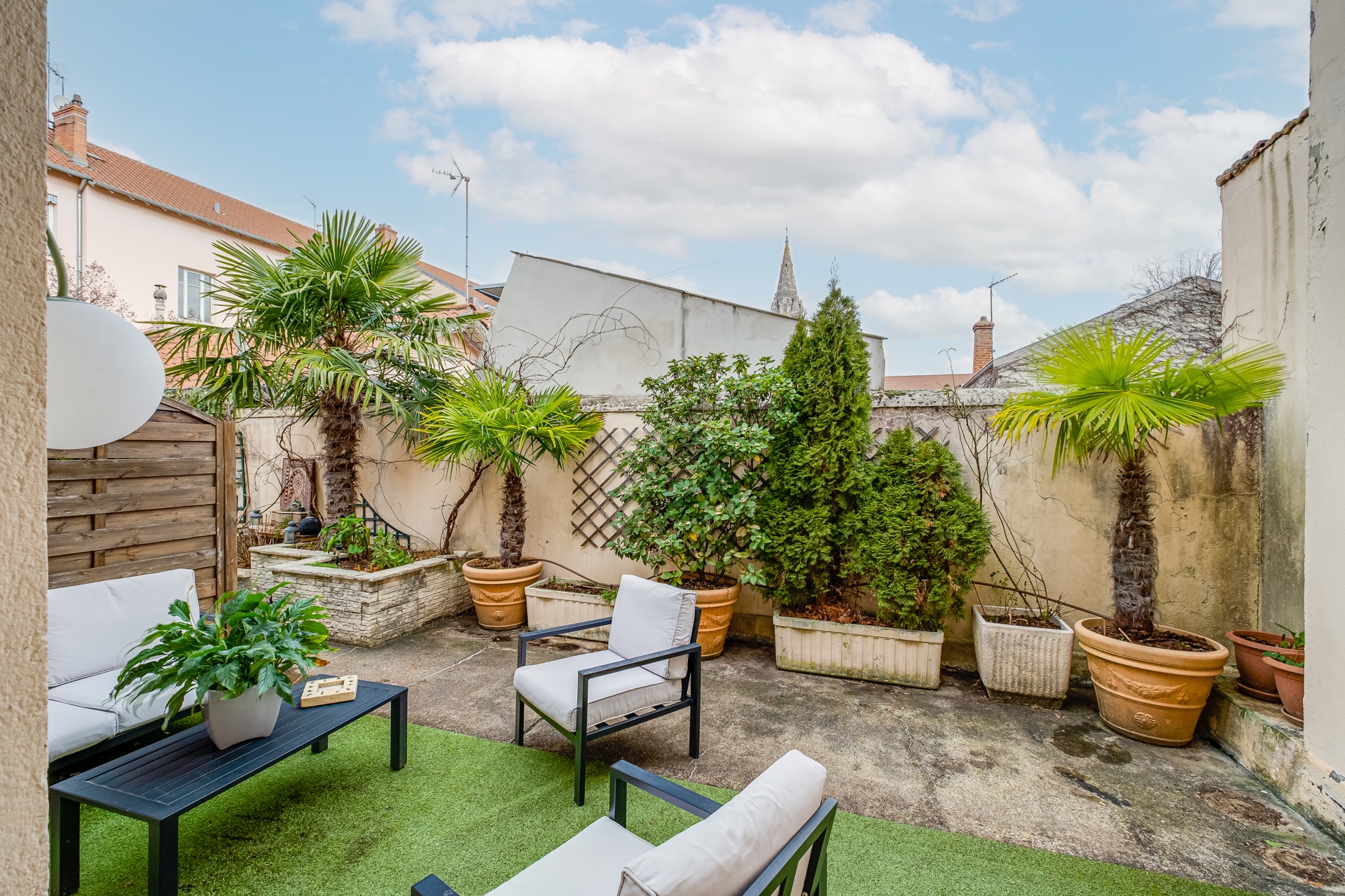 Old apartment with terrace in the heart of Montchat