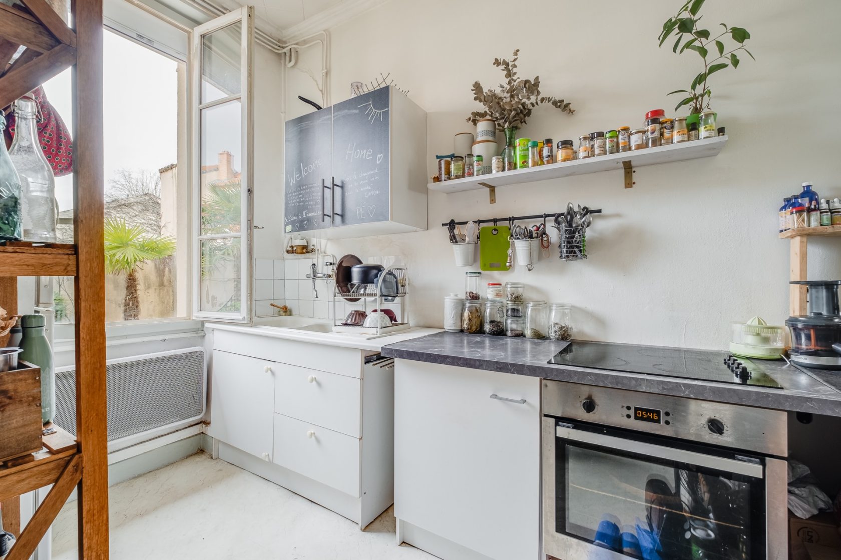 Old apartment with terrace in the heart of Montchat