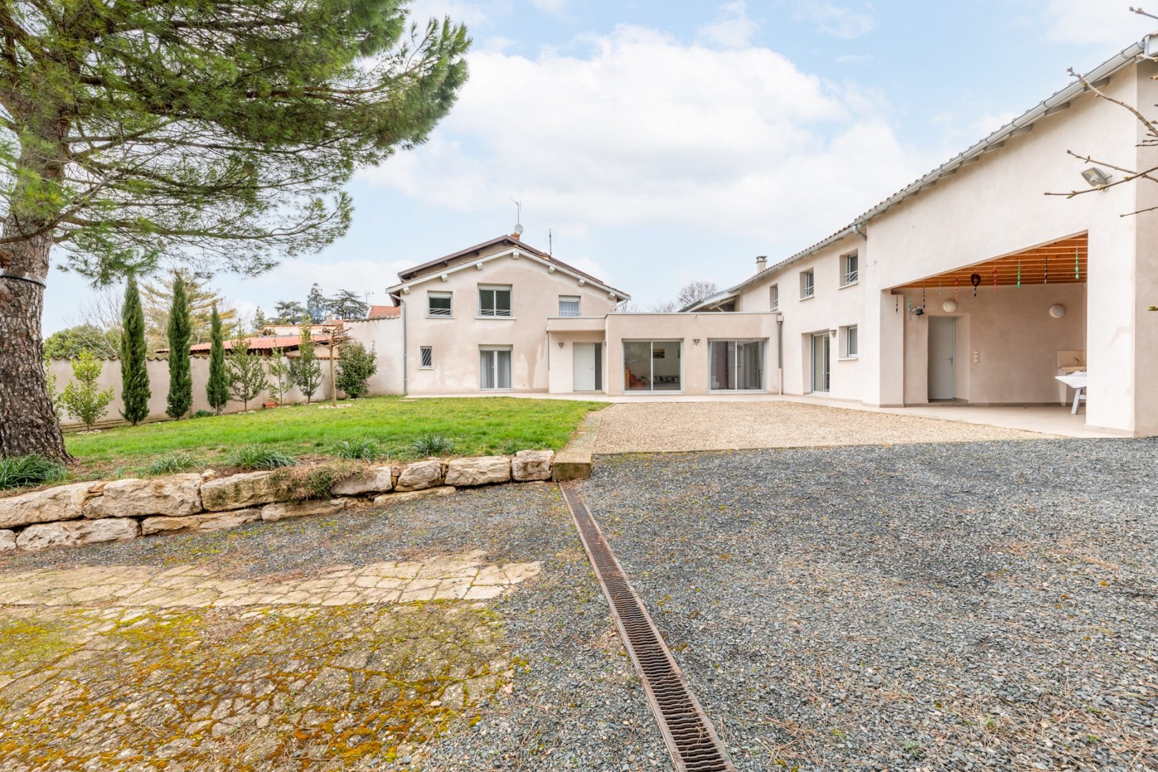Maison ancienne rénovée et son jardin