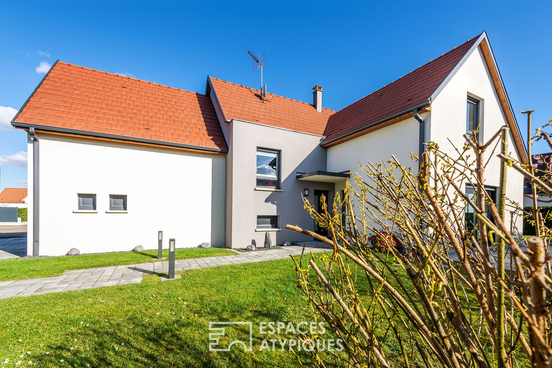 Contemporary house and its garden