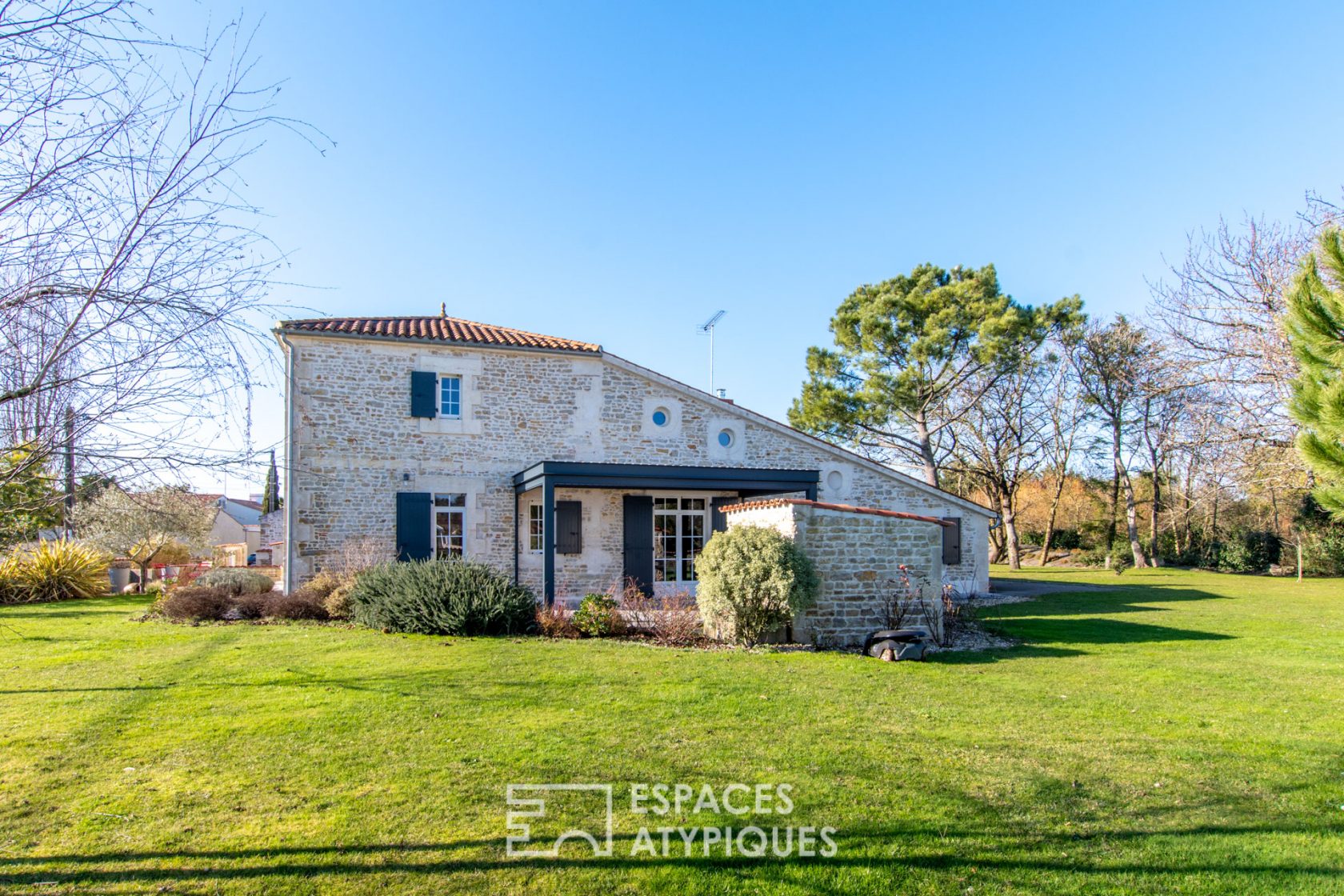 Ferme Avec Hectares à Vendre En Vendée Vente Grande propriété avec installations équestres à CORPE - 284 m2 -  Espaces Atypiques Vendée