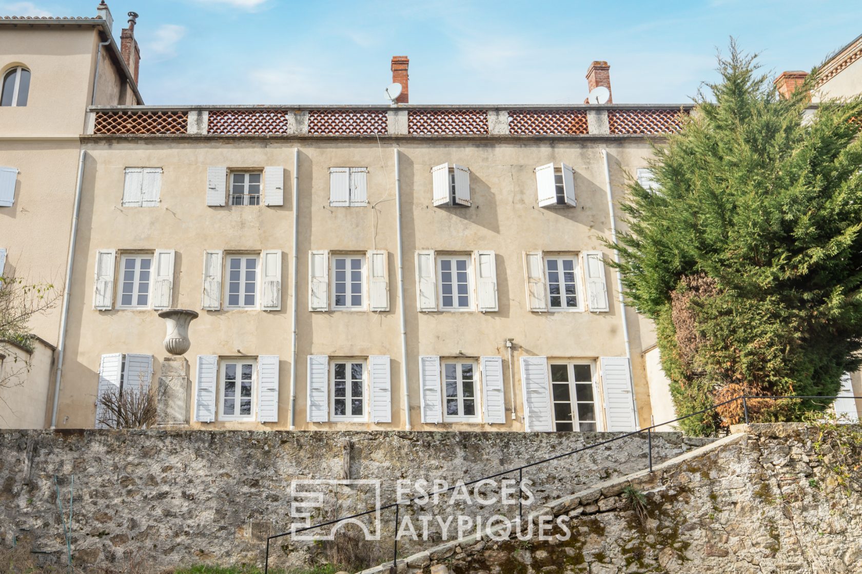 It is in its heart that you will share the serene life of a castle.