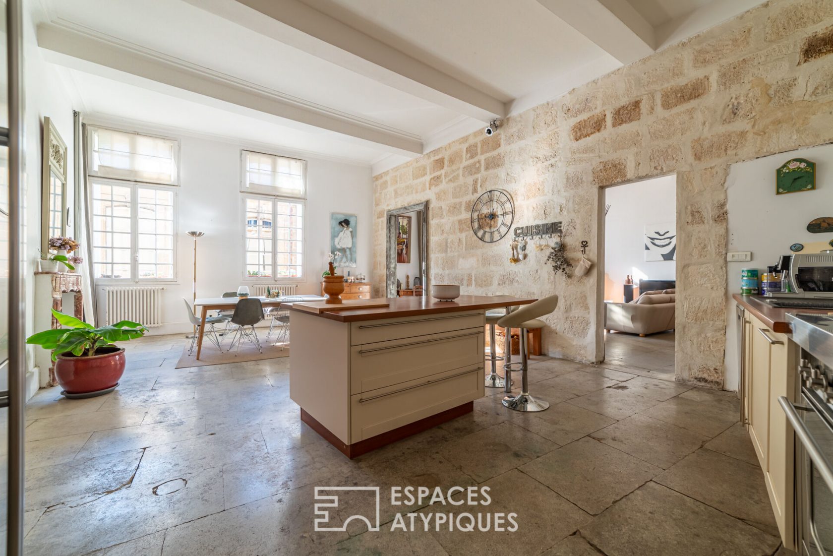 Charm of the old and refinement in the heart of the Ecusson