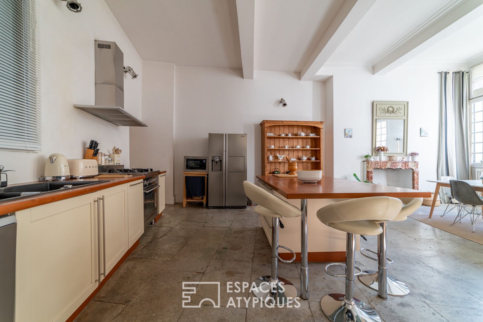 Charm of the old and refinement in the heart of the Ecusson