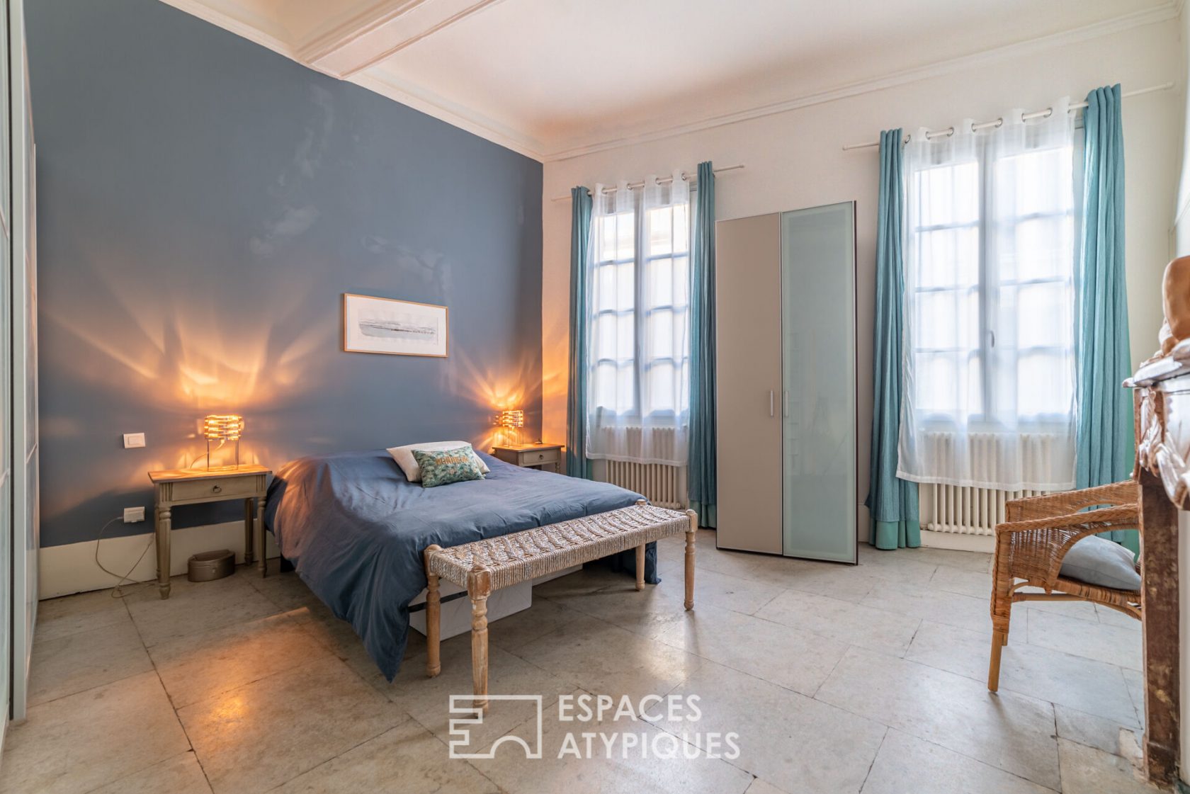 Charm of the old and refinement in the heart of the Ecusson