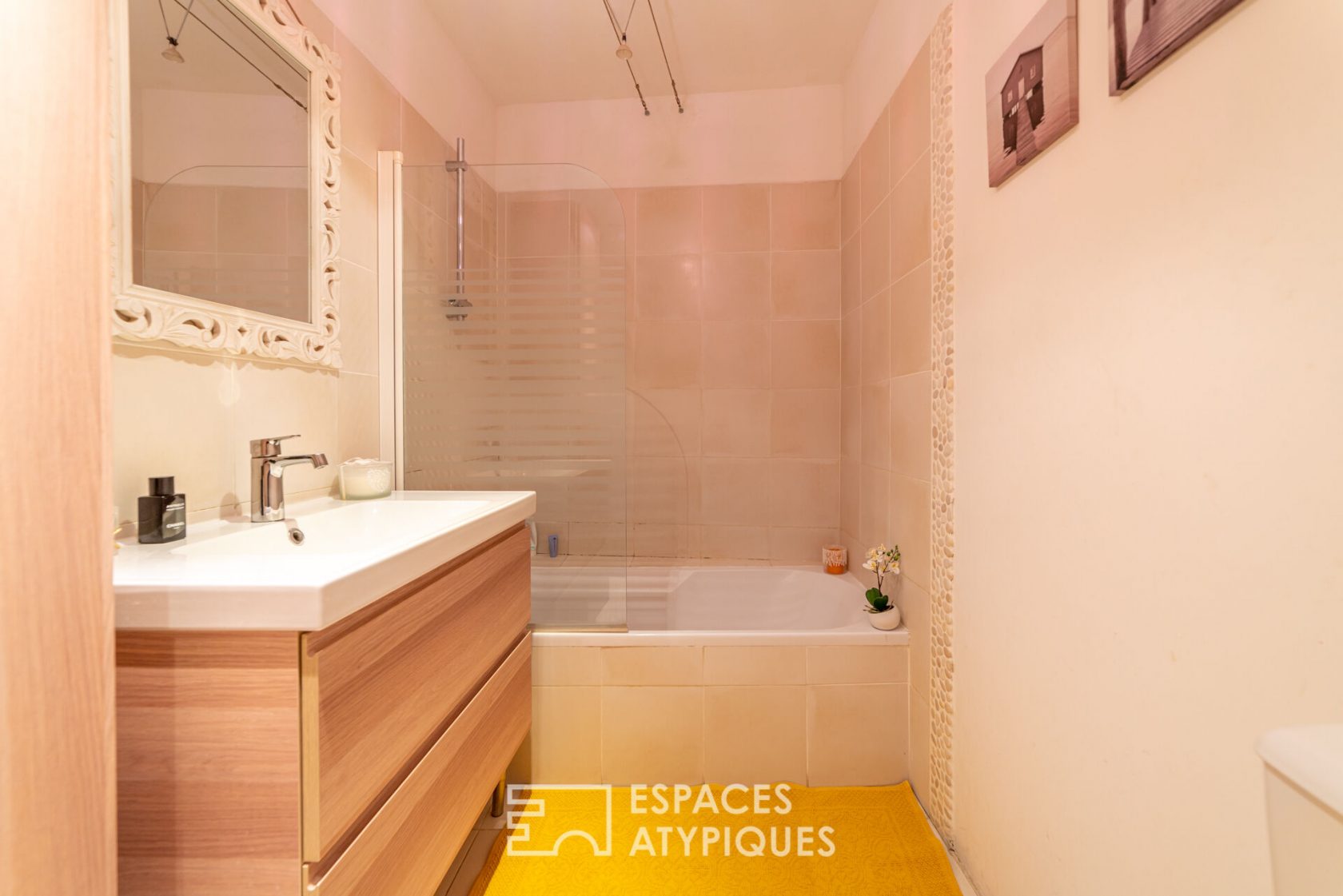 Charm of the old and refinement in the heart of the Ecusson