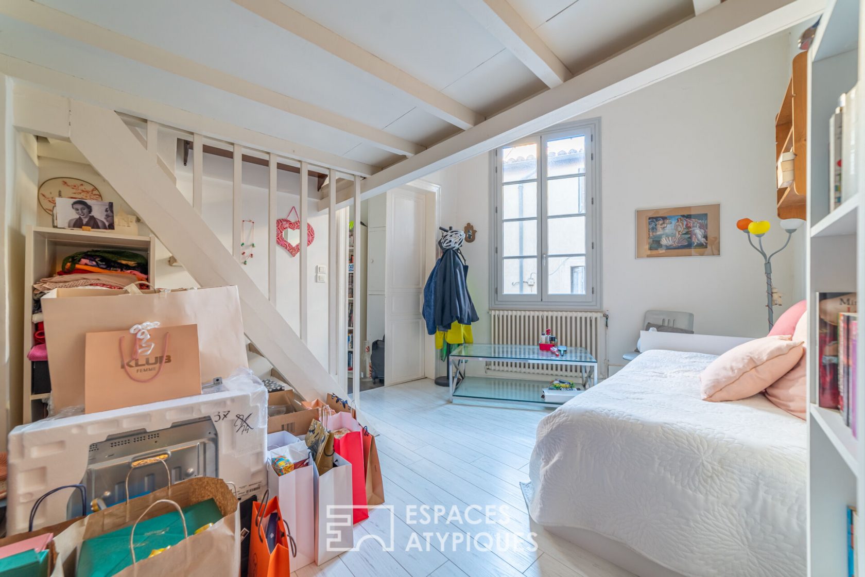Charm of the old and refinement in the heart of the Ecusson